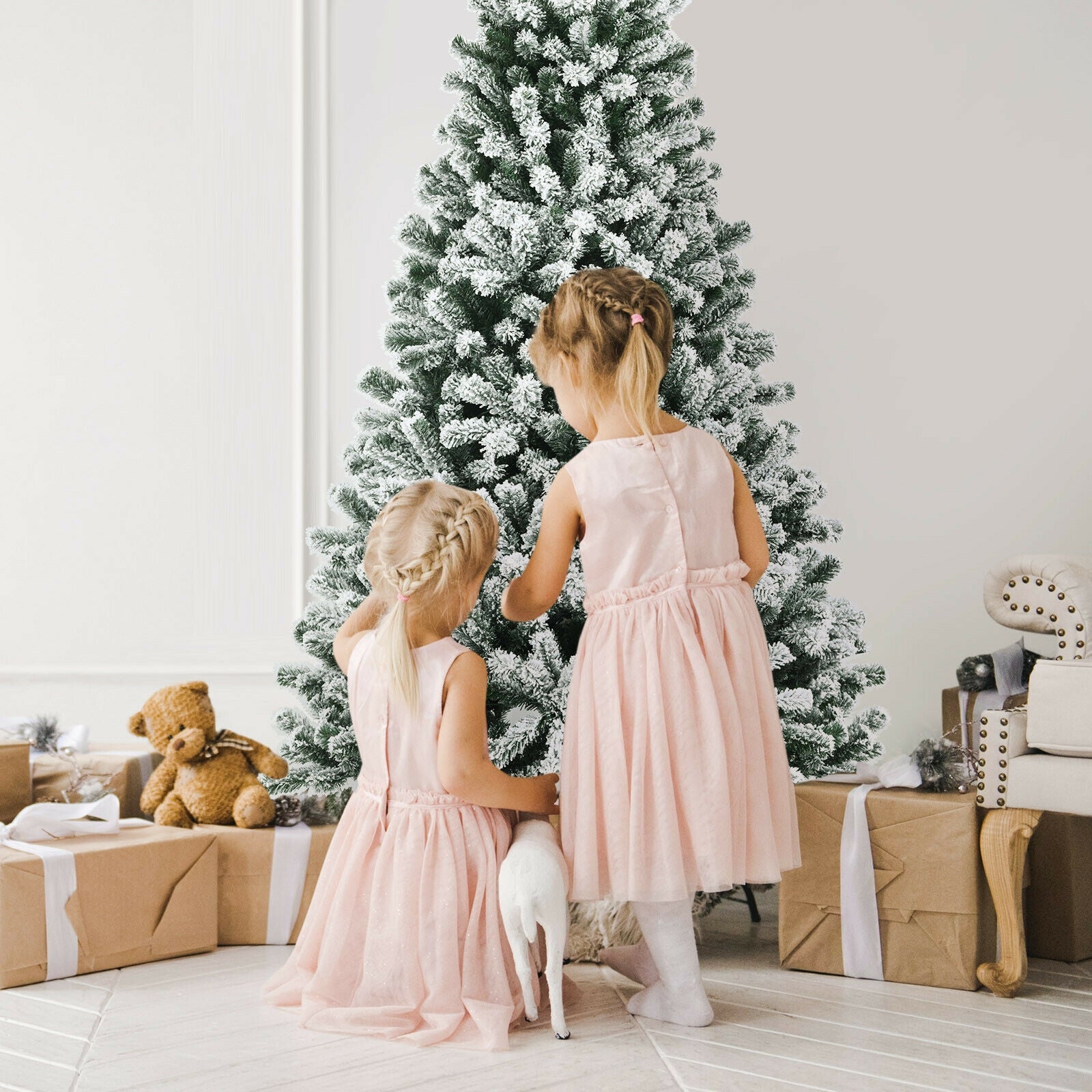 6 Feet Pre-lit Snow Flocked Hinged Christmas Tree with 928 Tips and Metal Stand-6 ft, Green Christmas Tree at Gallery Canada