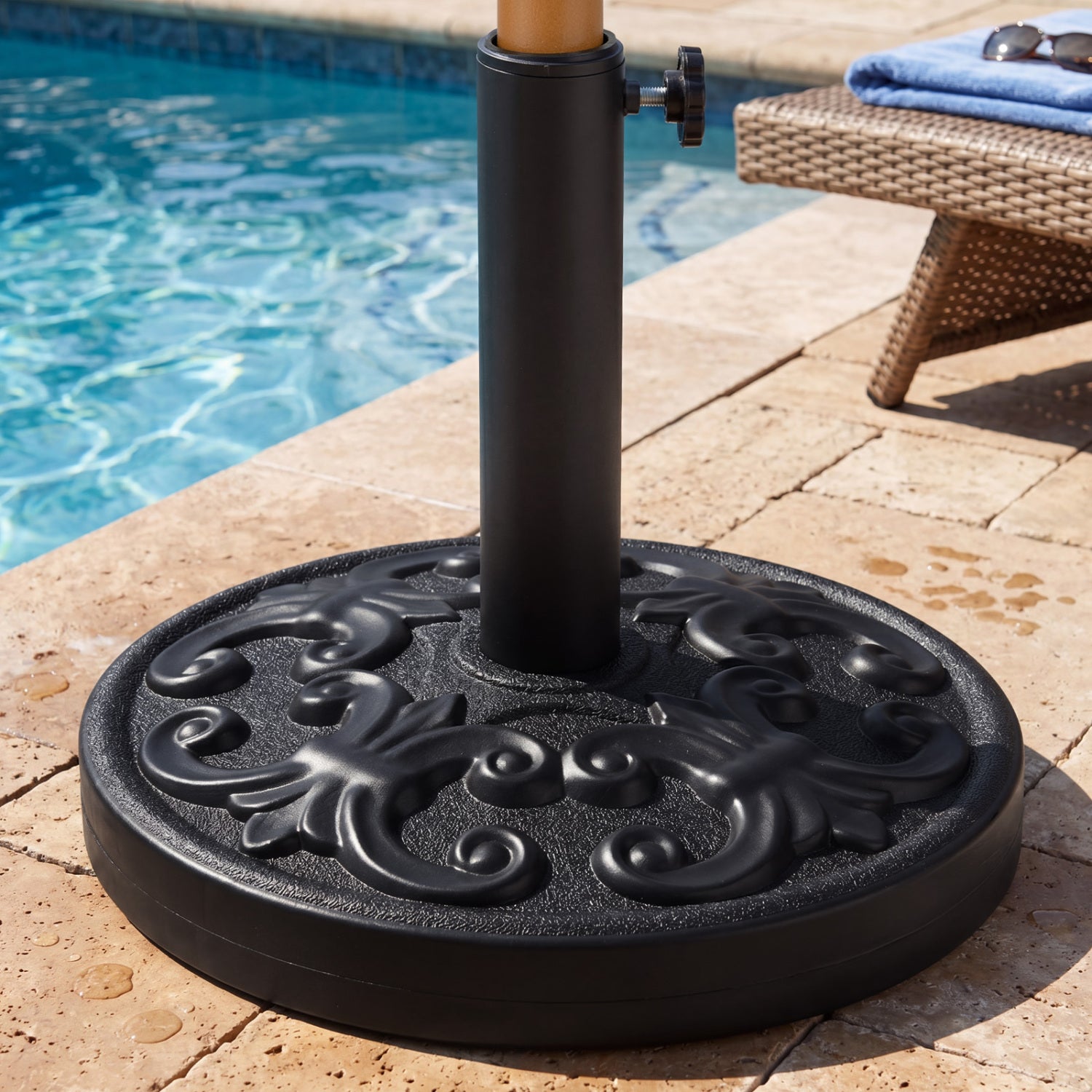 Heavy-Duty Round Umbrella Stand, 26.5 LBS Outdoor Umbrella Bases at Gallery Canada
