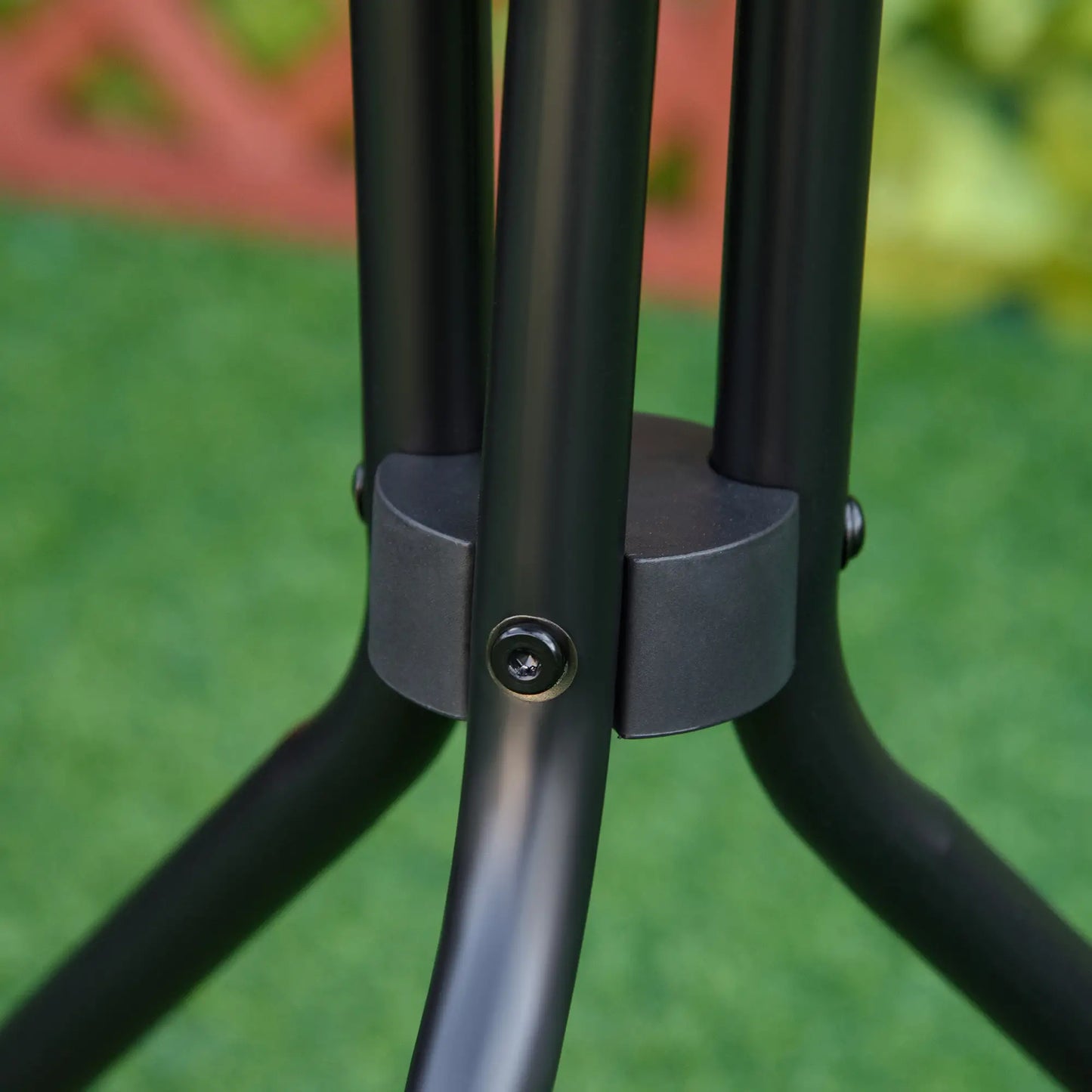 20" Round Outdoor End Table, Tempered Glass Top, Black Patio Side Tables at Gallery Canada