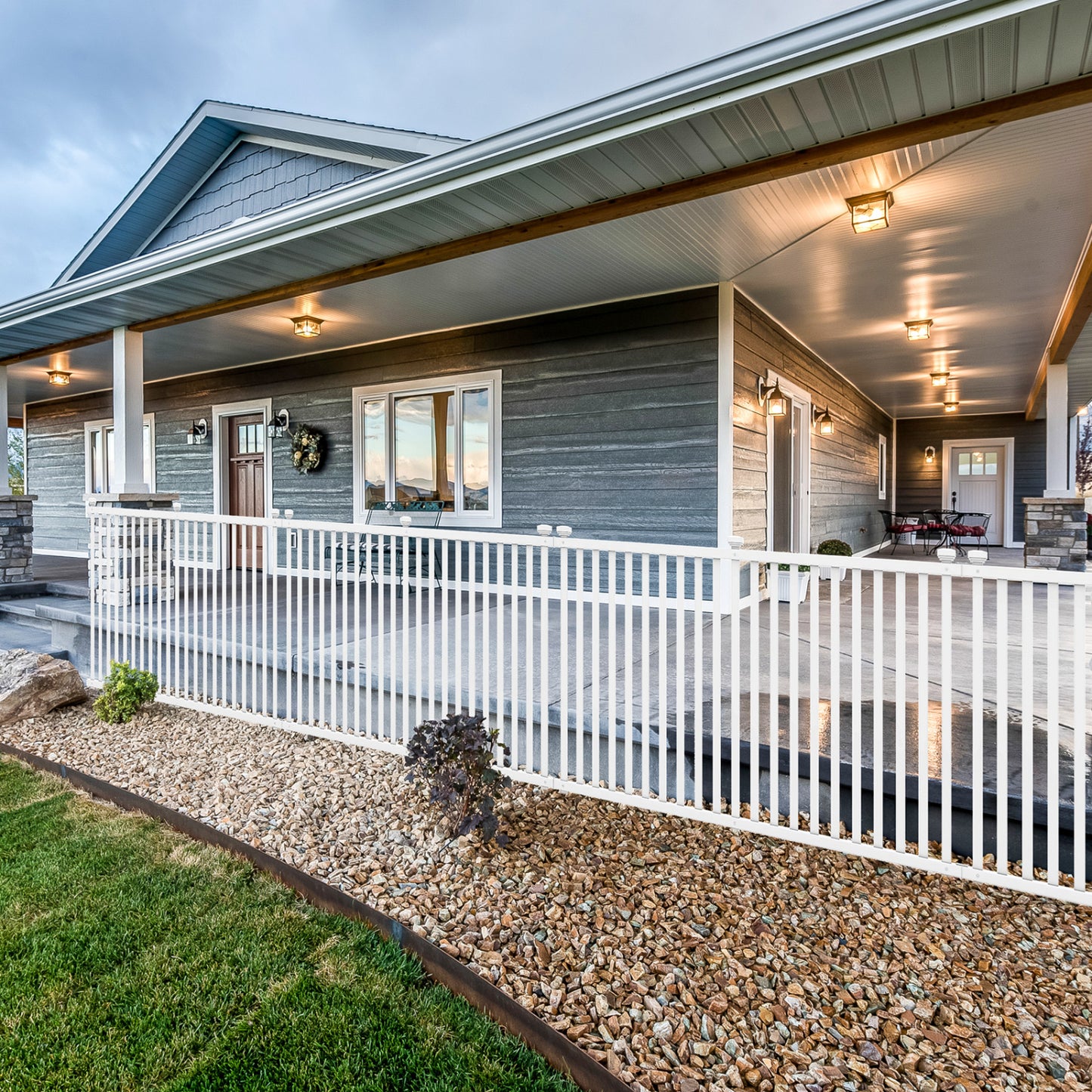 2 Piece 80 x 51 Inch Vinyl Picket Fence, Garden Fence, White Decorative Fencing & Flooring at Gallery Canada