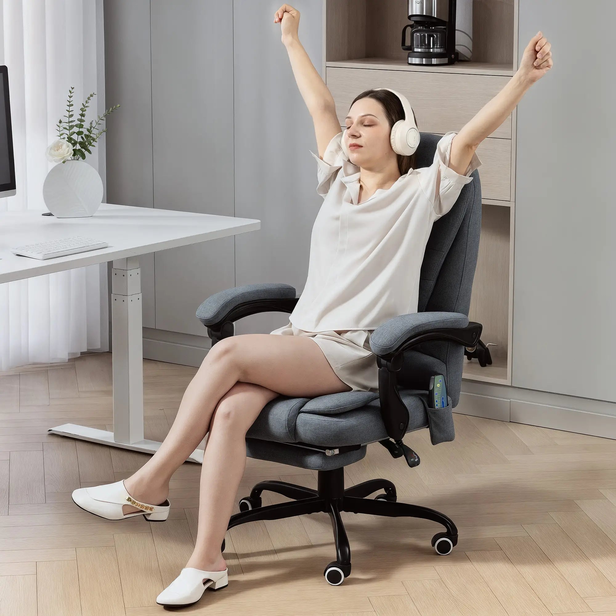 7-Point Vibrating Massage Chair, Reclining Office Chair with Footrest, Grey Massage Chairs at Gallery Canada