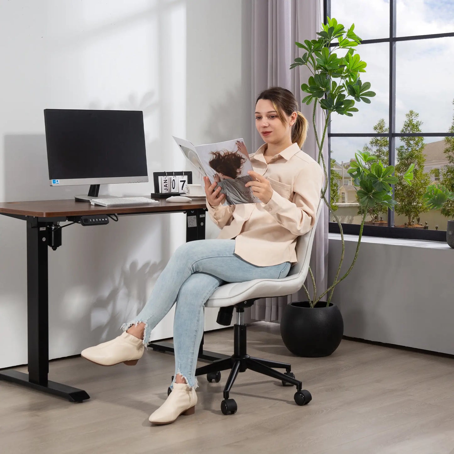 Armless Office Chair, 360° Swivel, Adjustable Height, Cream White Task Chairs at Gallery Canada