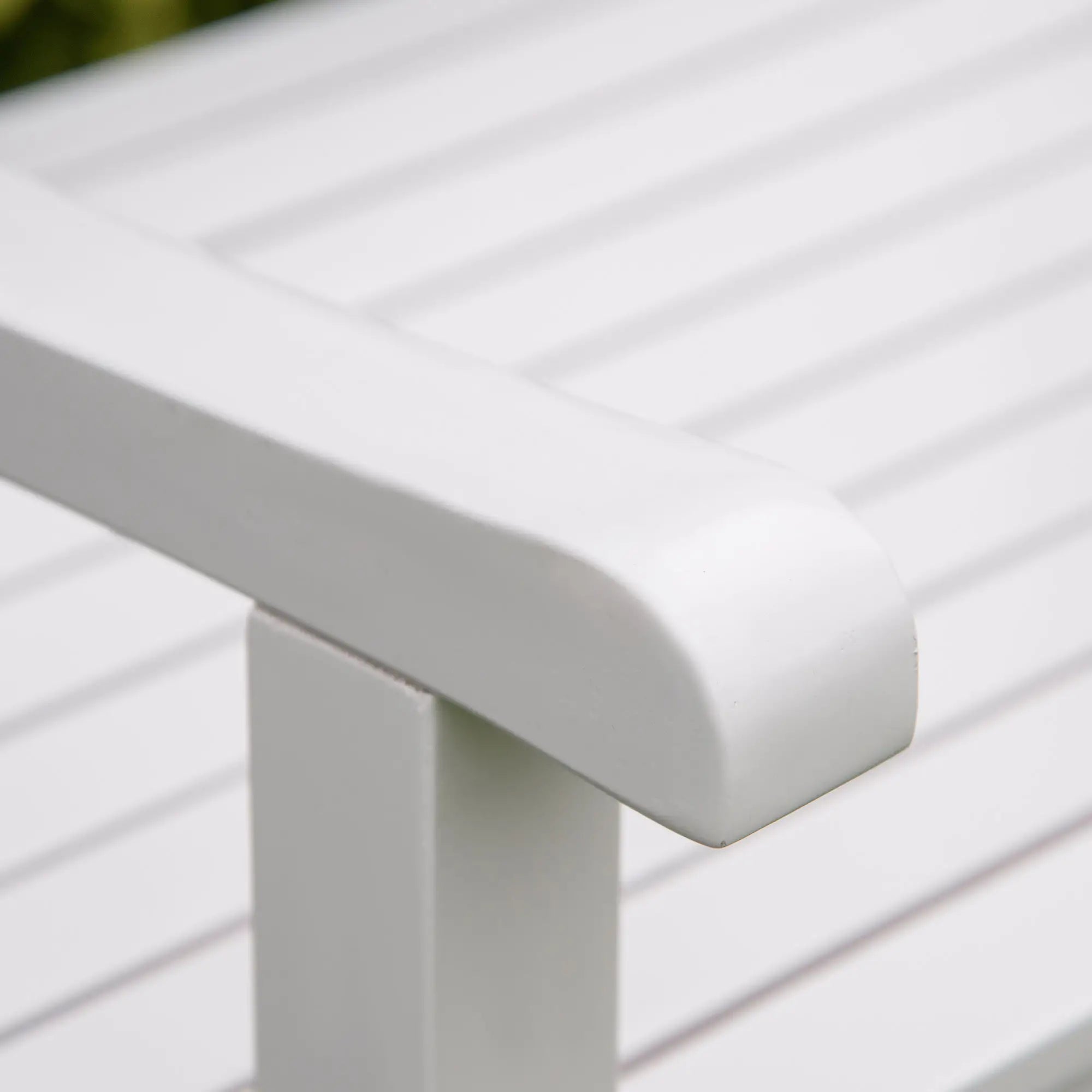 2-Seater Wooden Garden Bench, 4FT Outdoor Patio Loveseat, White Outdoor Benches at Gallery Canada