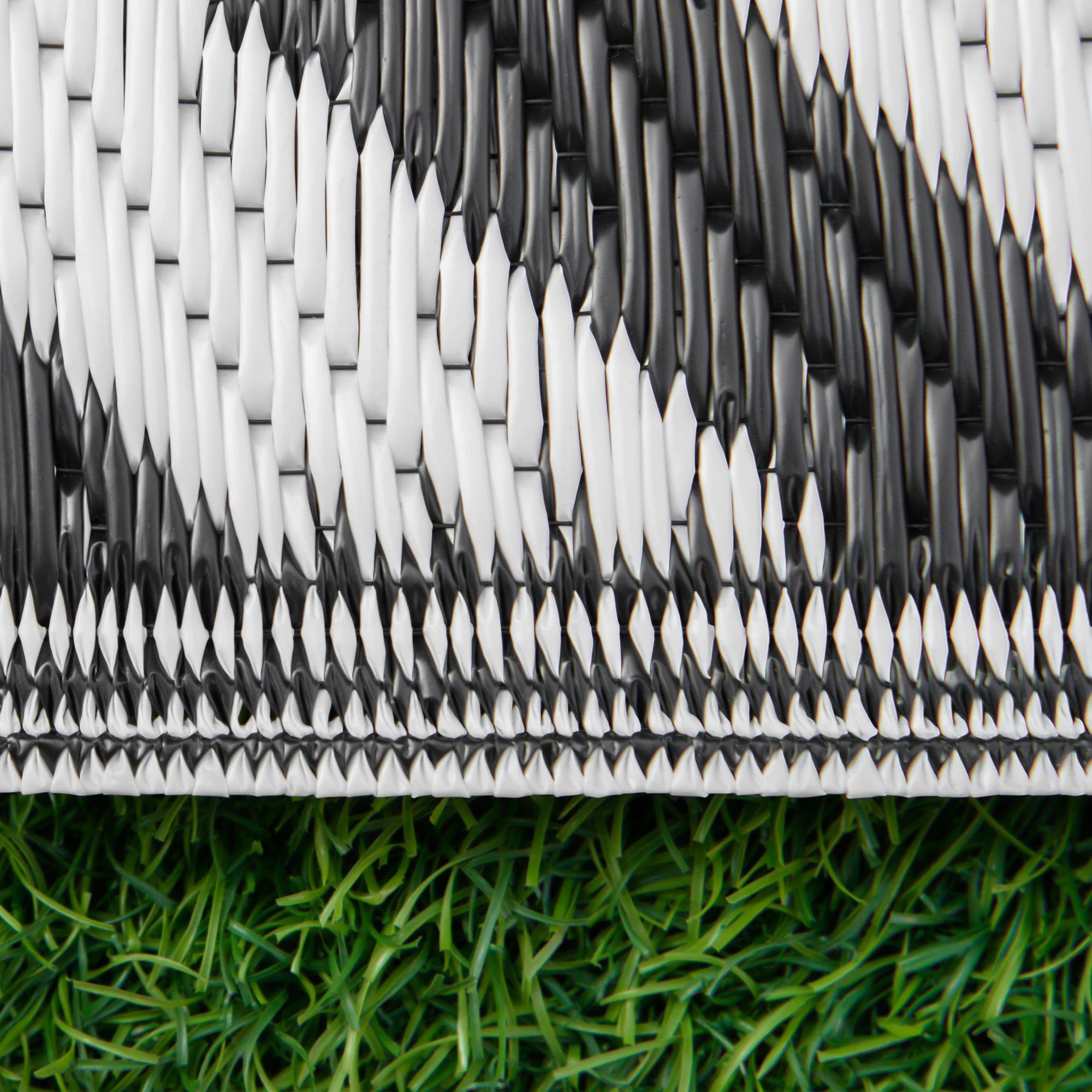 Reversible Outdoor RV Rug, 4' x 6', Patio Mat, Black & White Outdoor Reversible Rugs at Gallery Canada