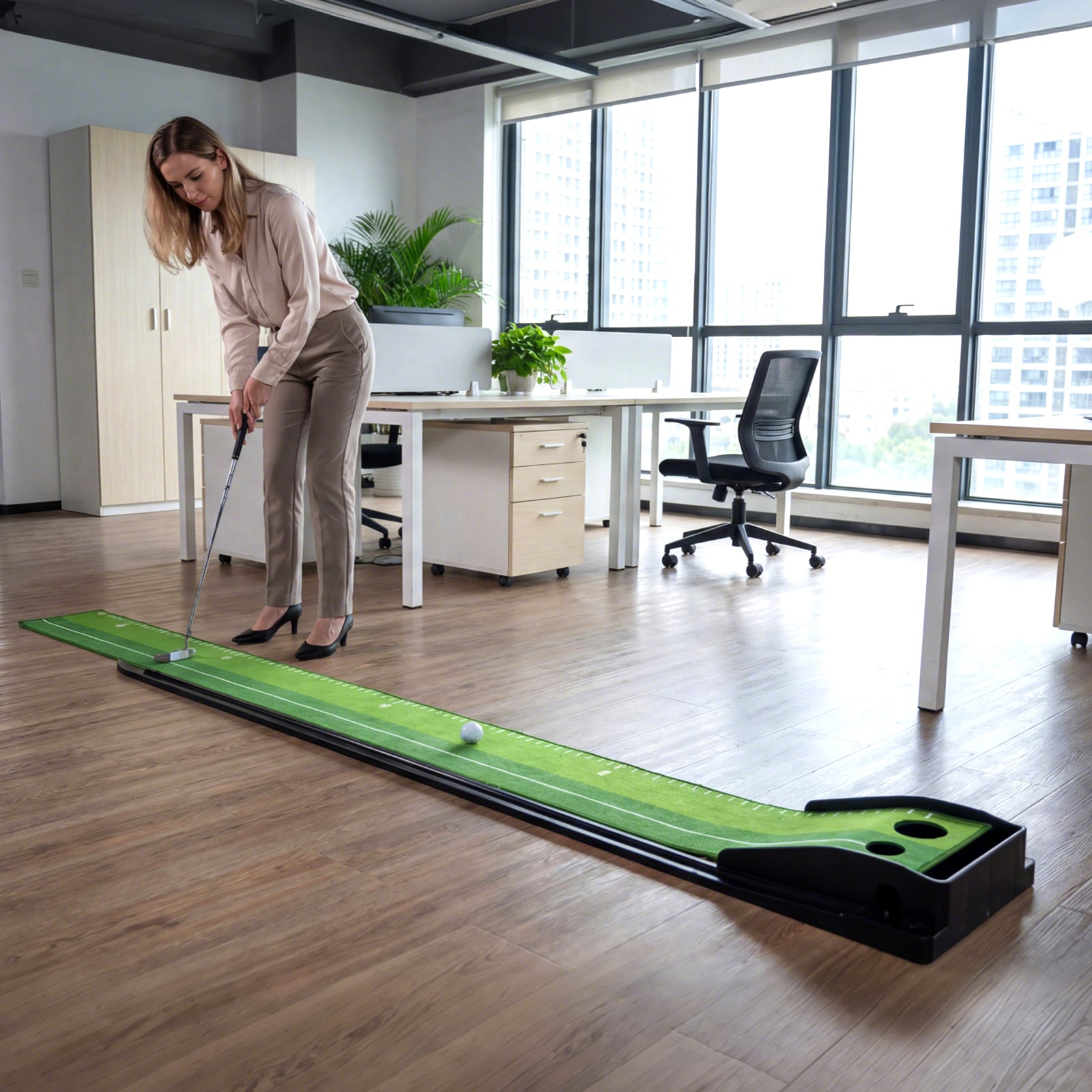 Indoor Golf Putting Mat, Auto Ball Return, 3 Practice Balls Golf at Gallery Canada