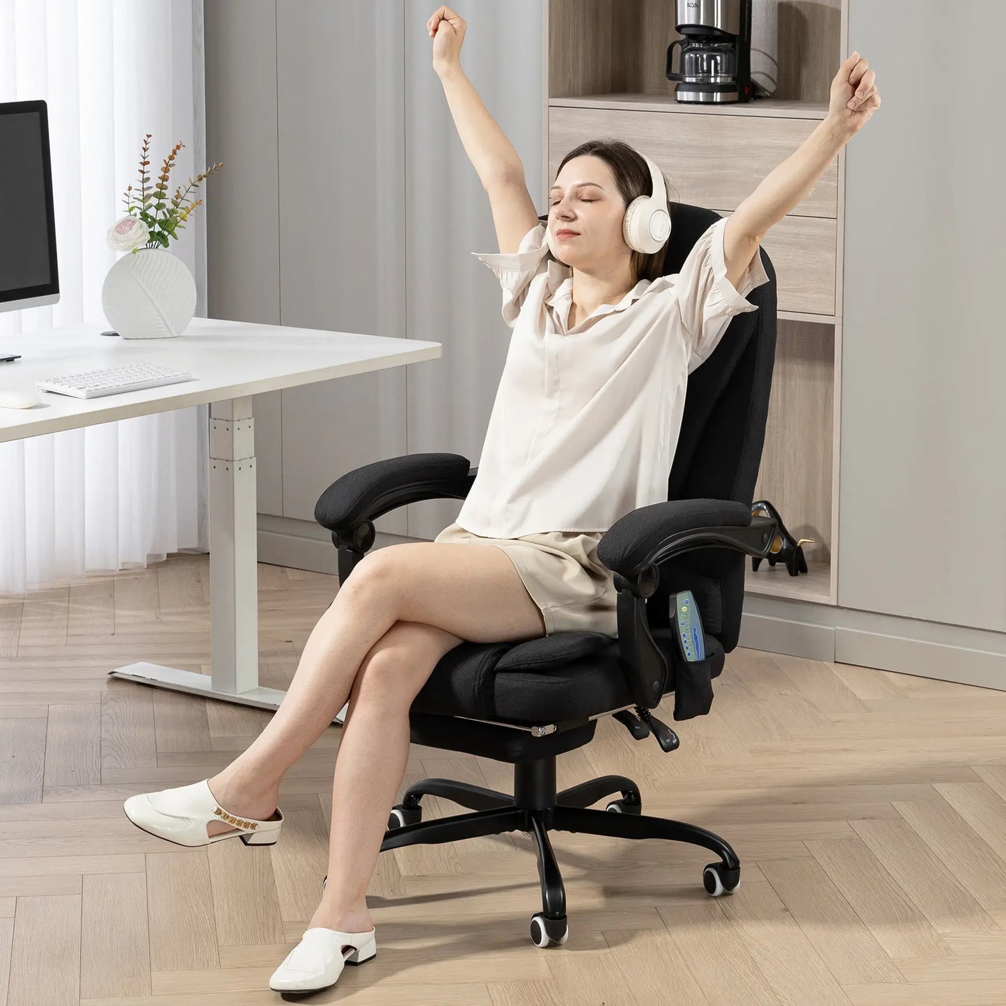 7-Point Vibrating Massage Chair, Reclining Office Chair with Footrest, Black Massage Chairs at Gallery Canada