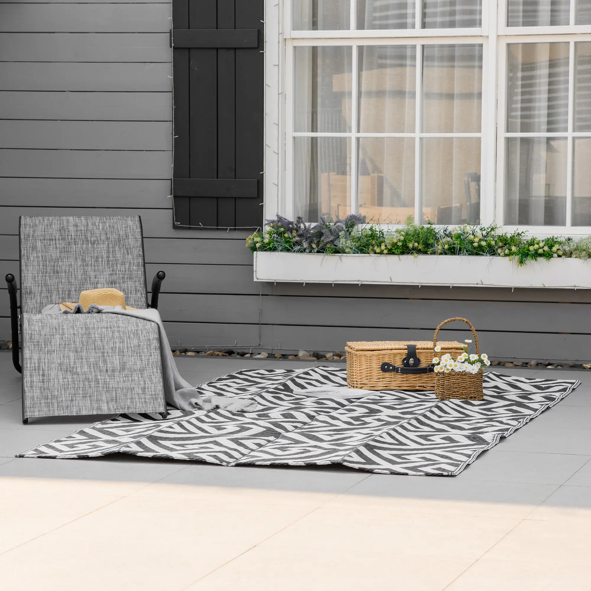 Reversible Outdoor RV Rug, Patio Floor Mat, 5' x 8', Black & White Garden Decor at Gallery Canada