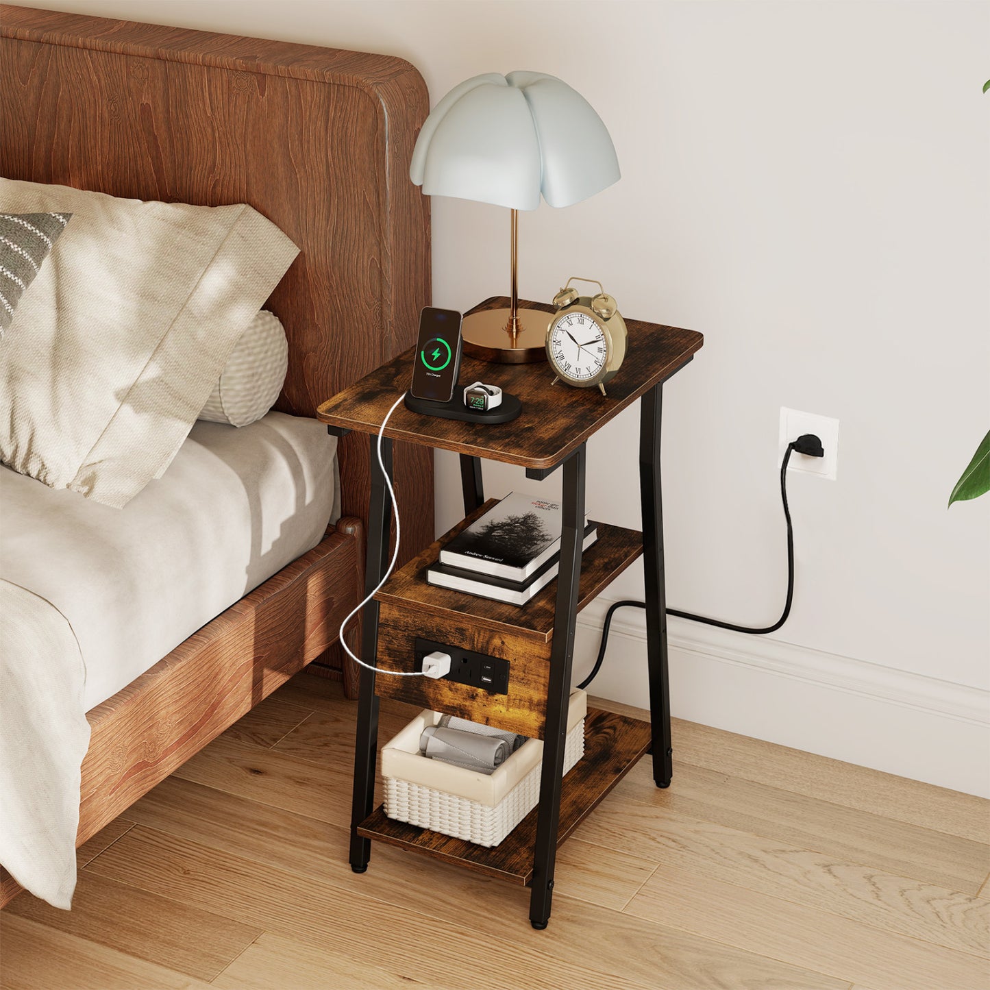 Table d'appoint industrielle avec station de charge, étagères à 3 niveaux, brun rustique