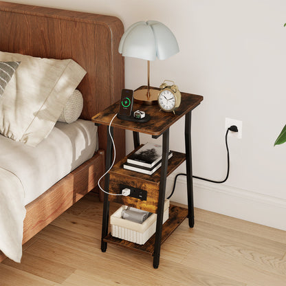 Table d'appoint industrielle avec station de charge, étagères à 3 niveaux, brun rustique