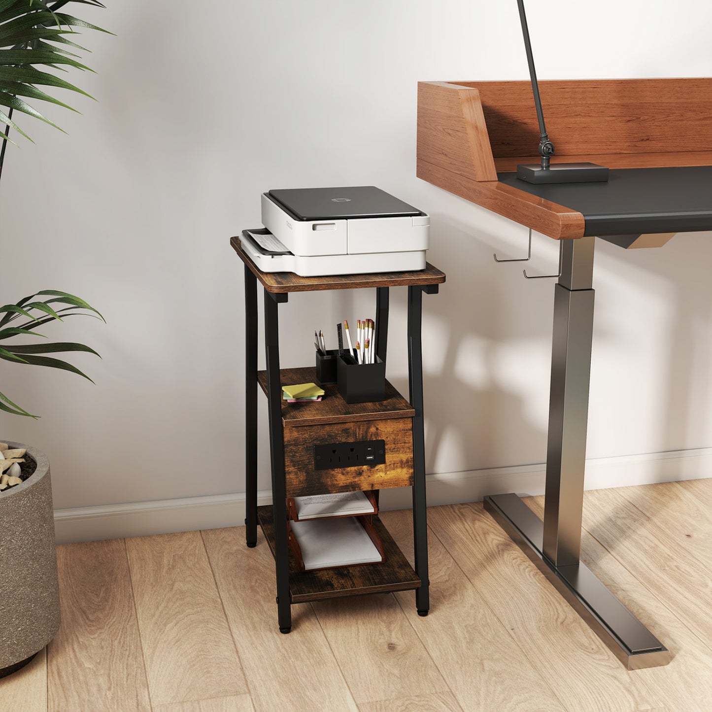 Table d'appoint industrielle avec station de charge, étagères à 3 niveaux, brun rustique
