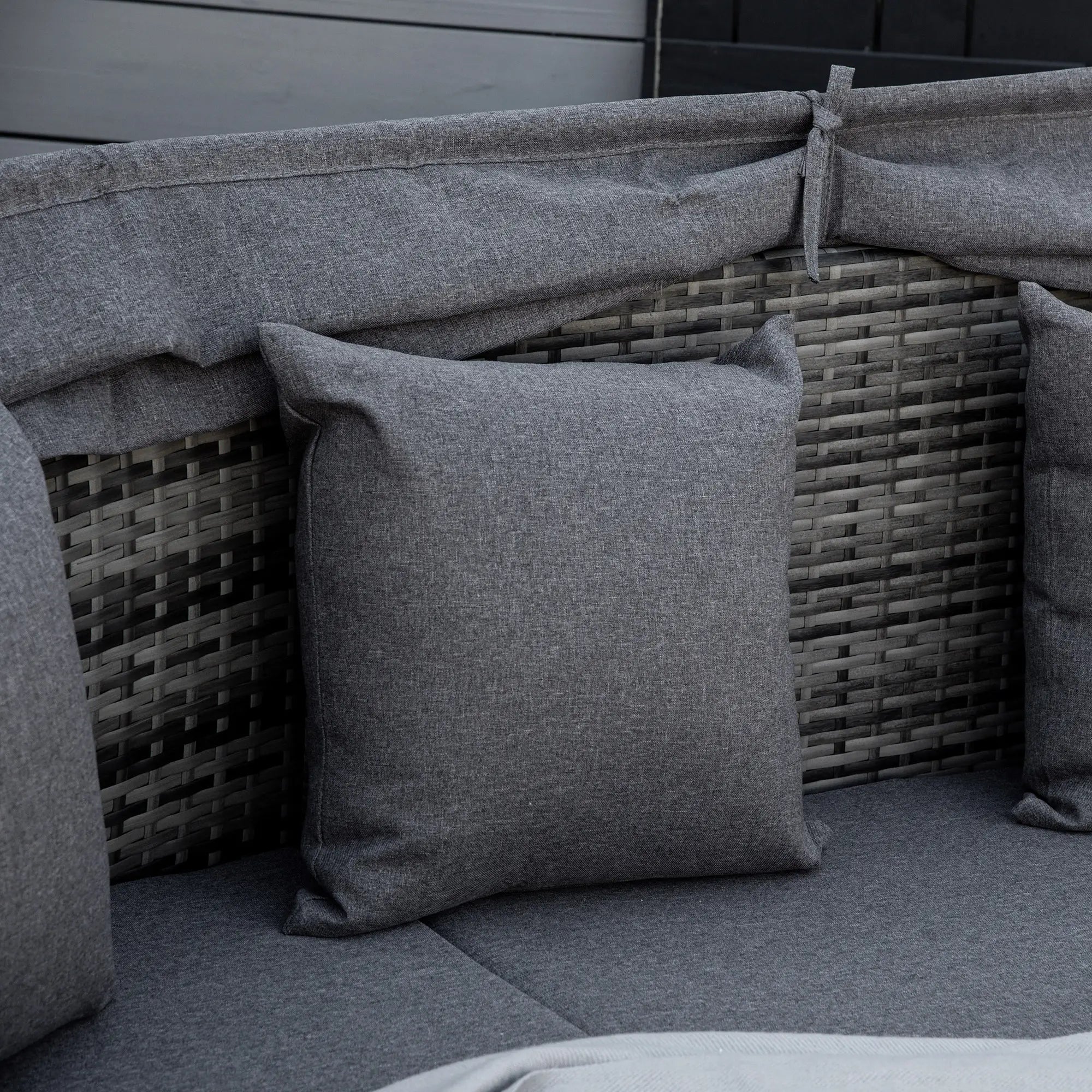 4-Piece PE Wicker Round Daybed, Outdoor Rattan Lounge Set, Grey Daybeds at Gallery Canada