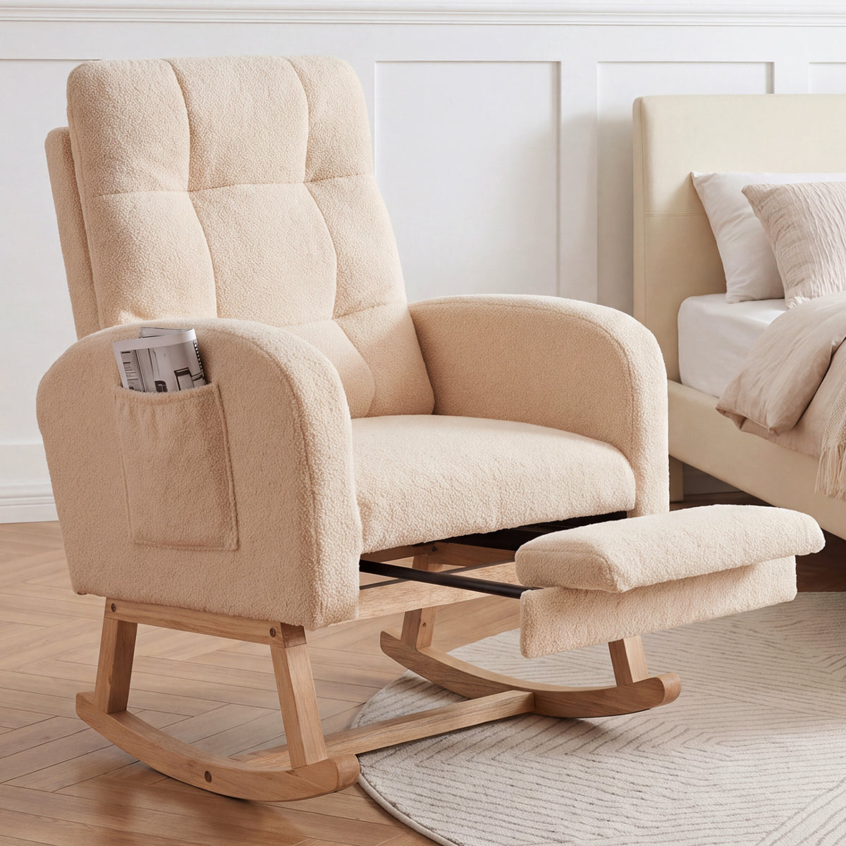 Chaise à bascule rembourrée Teddy, repose-pieds escamotable, beige