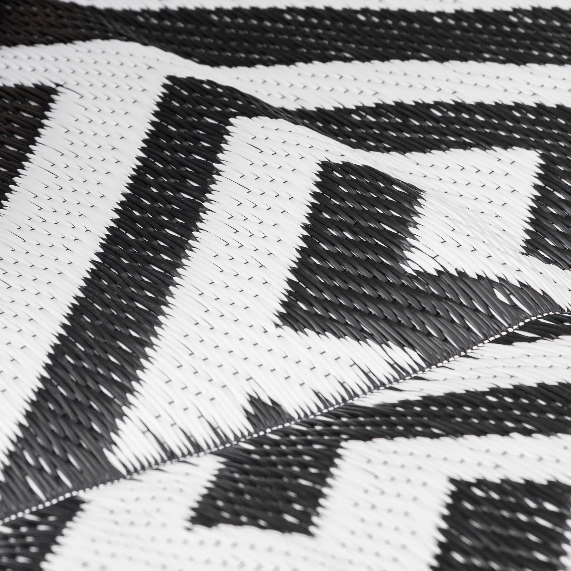 Reversible Outdoor RV Rug, Patio Floor Mat, 5' x 8', Black & White Garden Decor at Gallery Canada