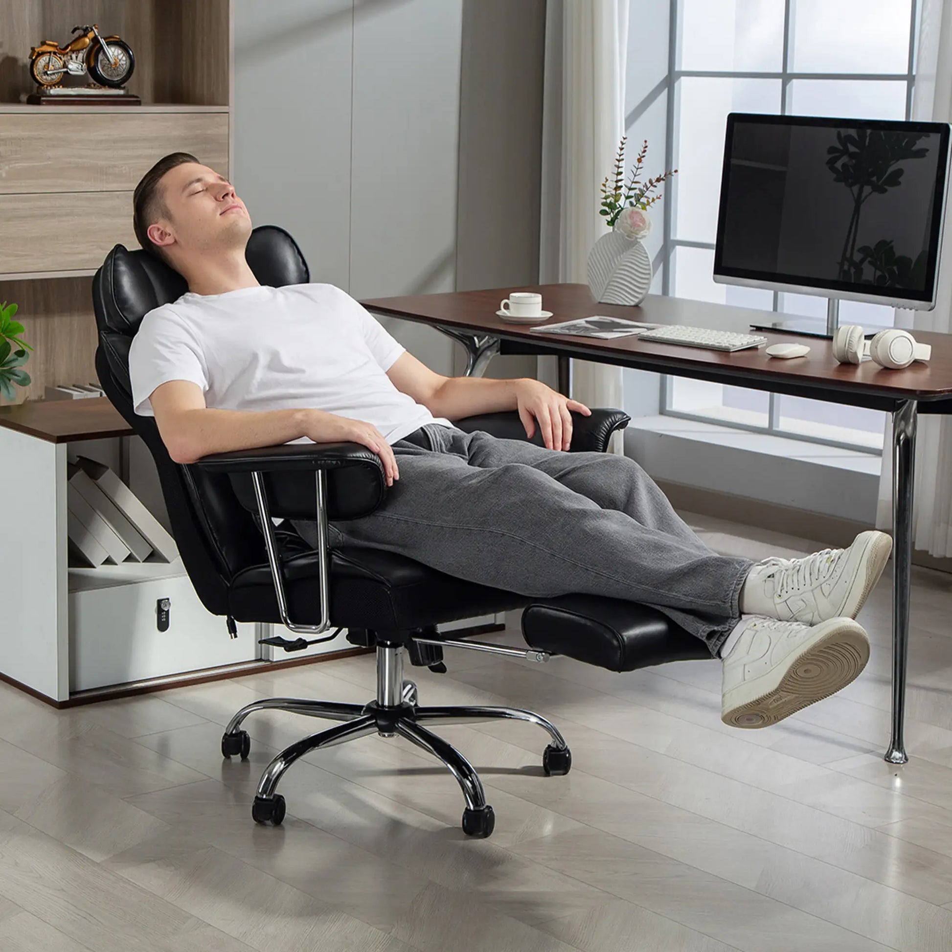 400LBS Massage Office Chair, 6-Point Vibration, Footrest, Lumbar Support, Black Massage Chairs at Gallery Canada